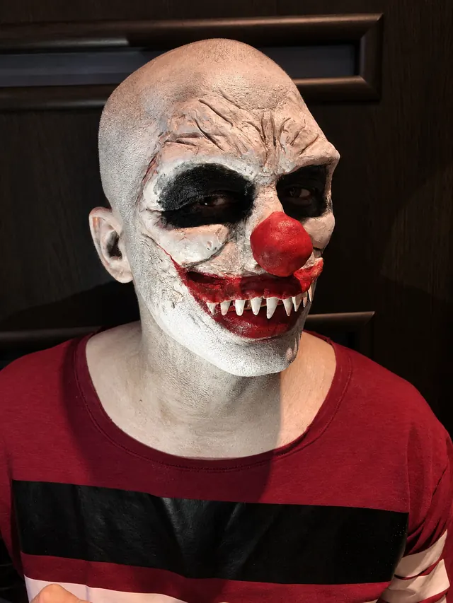 Latex horrorbohóc maszk smink éles fogakkal